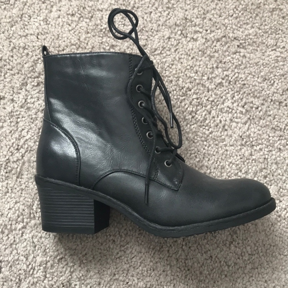 ***RIGHT SHOE ONLY*** Black ankle boot